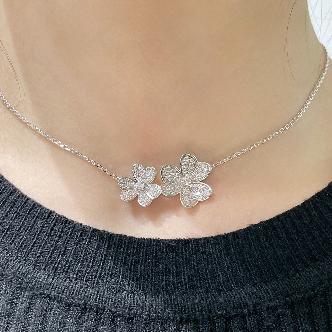 NO:107731,VCA double flower three-leaf clover necklace The classic full diamond style of the broken four-leaf clover necklace is particularly adorable, with white and tender skin tone and versatile, suitable for any occasion, sister party, and is very proud., jewelry quality, necklace19860909VCA双花三叶草项链 打破四叶草项链的经典满钻款特别惹人爱,衬肤色白嫩,特别百搭,适合任何场合,姐妹聚会,倍有面子.,饰品精品,necklace,Jewelry