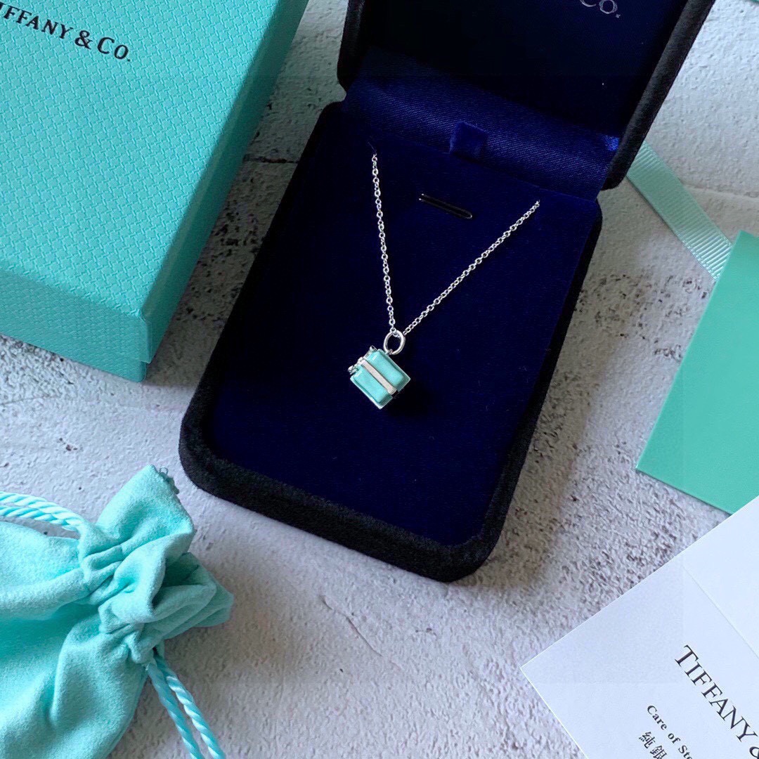 NO:107718,925 Tiffany Enamel Gift Box Pendant 925 Sterling Silver Necklace Tiffany Valentine's Day Gift Delicate and exquisite white must-have items. Excellent wear effect, fine jewelry, tiffany, necklace, pure silver19860909925蒂芙尼珐琅礼盒吊坠925纯银项链蒂凡尼情人节礼物 玲珑精致白搭必备单品 佩戴效果超赞,饰品精品,tiffany,necklace,pure silver,Jewelry