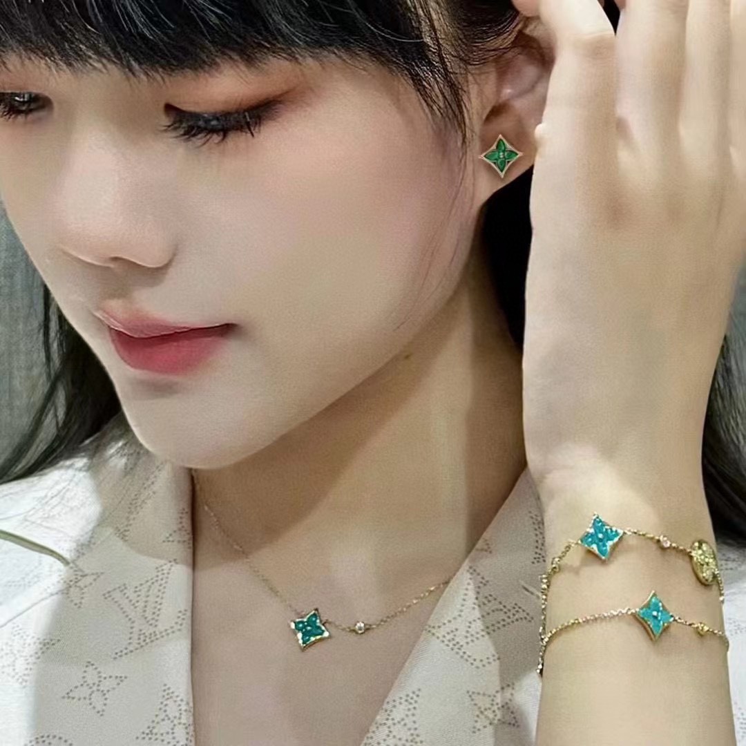 👑 LV天河石鸳鸯耳钉，春来河水绿如蓝，天河石那抹Tiffany蓝，轻浅明艳，佩戴衬得肤色粉嫩白皙! 搭
