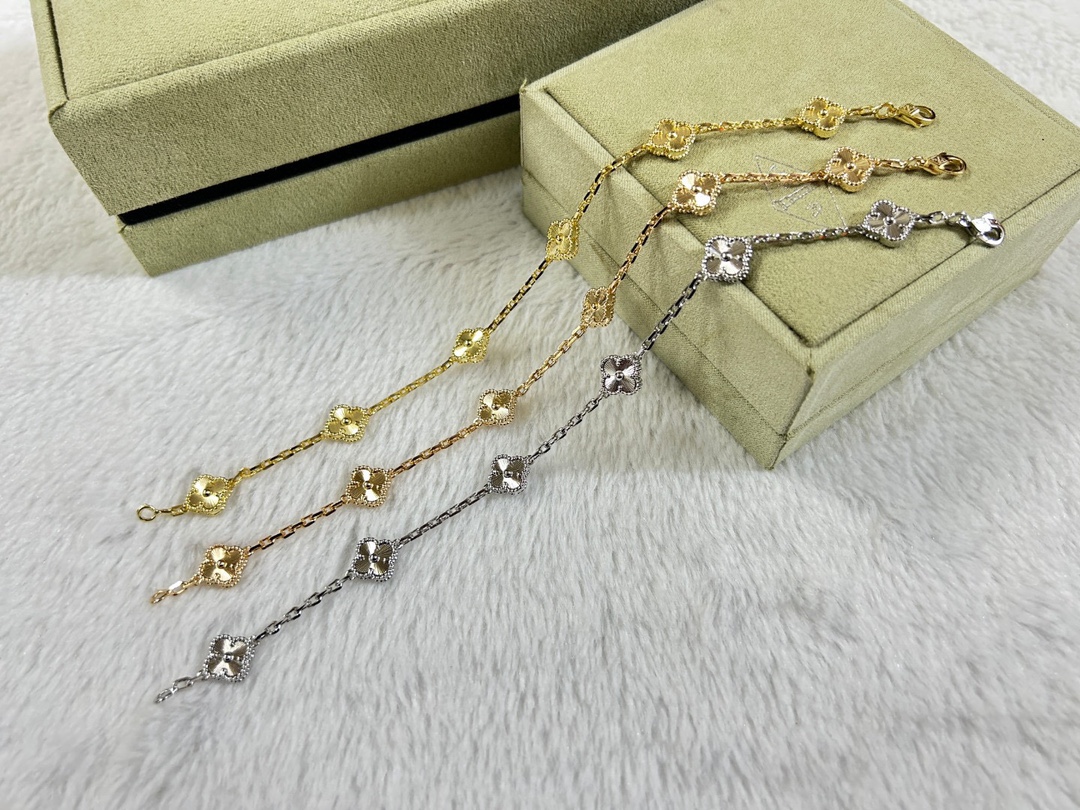 NO:108015,Mini Six Flower Vca Van Cleece Super Invincible Classic Four-leaf Crop, a timeless style, a classic Four-leaf Crop Mini Bracelet, not only classic and durable, but also super versatile, imported material, electroplated thick gold, super beautiful, silver, gold, rose gold, three colors, jewelry quality, van clue, bracelet, gold19860909迷你六花Vca 梵克雅宝 超级无敌无敌经典的四叶草 万年不过时的款式 经典四叶草迷你手链 不止经典耐看 还超百搭 采用进口材质电镀厚金 超美腻 银色 黄金 玫瑰金三个颜色齐,饰品精品,van cleef,bracelet,gold,Jewelry