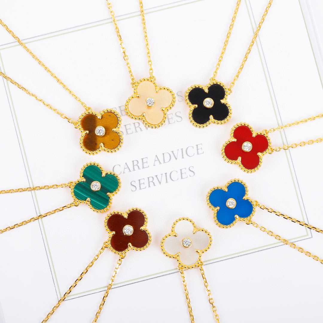 NO:108023,Van Cleef & Arpels Van Cleef & Arpels Single Diamond Four-leaf Crock Necklace Classic style is your first choice for daily matching, fine jewelry, christian louboutin, van clue, necklace19860909Van Cleef &Arpels 梵克雅宝贝的单钻四叶草项链 经典不衰的款式 是你平时搭配的首选,饰品精品,christian louboutin,van cleef,necklace,Jewelry