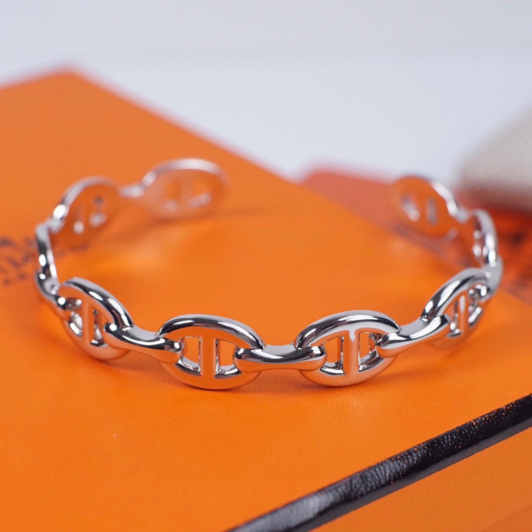 NO:108041,[Hermes Pig Nose Bracelet] The popular pig nose bracelet is made of ST size, and the opening design can be slightly adjusted!  Classic logo, opening design, all accessories are CNC on the machine, the hardware polishing is very delicate, the font is clear and neat, and the texture is invincible and perfect when you hold it in your hand!  Come on, everyone must get one, which is definitely one with a very high appearance rate!  Four words, shocking and perfect stacking and pig nose ring are all the most important rhythms for everyone to use. Please cherish them quickly and give them to others for your own use. Best friends, couples, sisters, absolutely tall, jewelry quality, hermes, bracelet19860909【爱马仕猪鼻子手镯】人气超火的猪鼻子手镯,做ST尺寸,开口设计可稍微调节！ 经典Logo,开口设计,配件全部CNC上机,五金抛光处理得非常细腻,字体清晰利落,拿在手上质感无敌完美！来,人手必入一个,绝对是出镜率佩戴率超高的一款！四个字,震撼完美叠戴跟猪鼻戒一起佩戴都是绝绝子基本人手一条的节奏,你们抓紧珍惜,送人自用,闺蜜,情侣,姐妹,绝对高大上,饰品精品,hermes,bracelet,Jewelry
