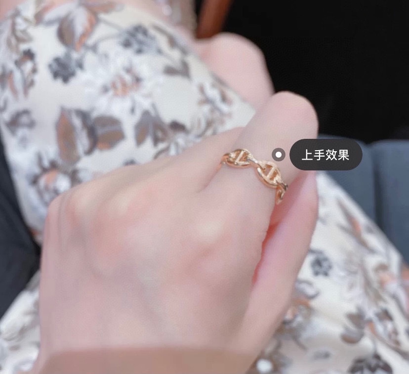 NO:108040,Hermès Hermès is a classic representative of pig nose, Valentine's Day gift, thick gold plated, color lasting, very beautiful, simple, elegant, very fashionable and add a trick. Number 678, jewelry quality, hermes, hermes19860909爱马仕Hermès 猪鼻子经典的代表,情人节 礼物 镀厚金 颜色保持持久上手很好看 简洁大方又非常时髦增添小心机 码数678号,饰品精品,hermes,hermes,Jewelry