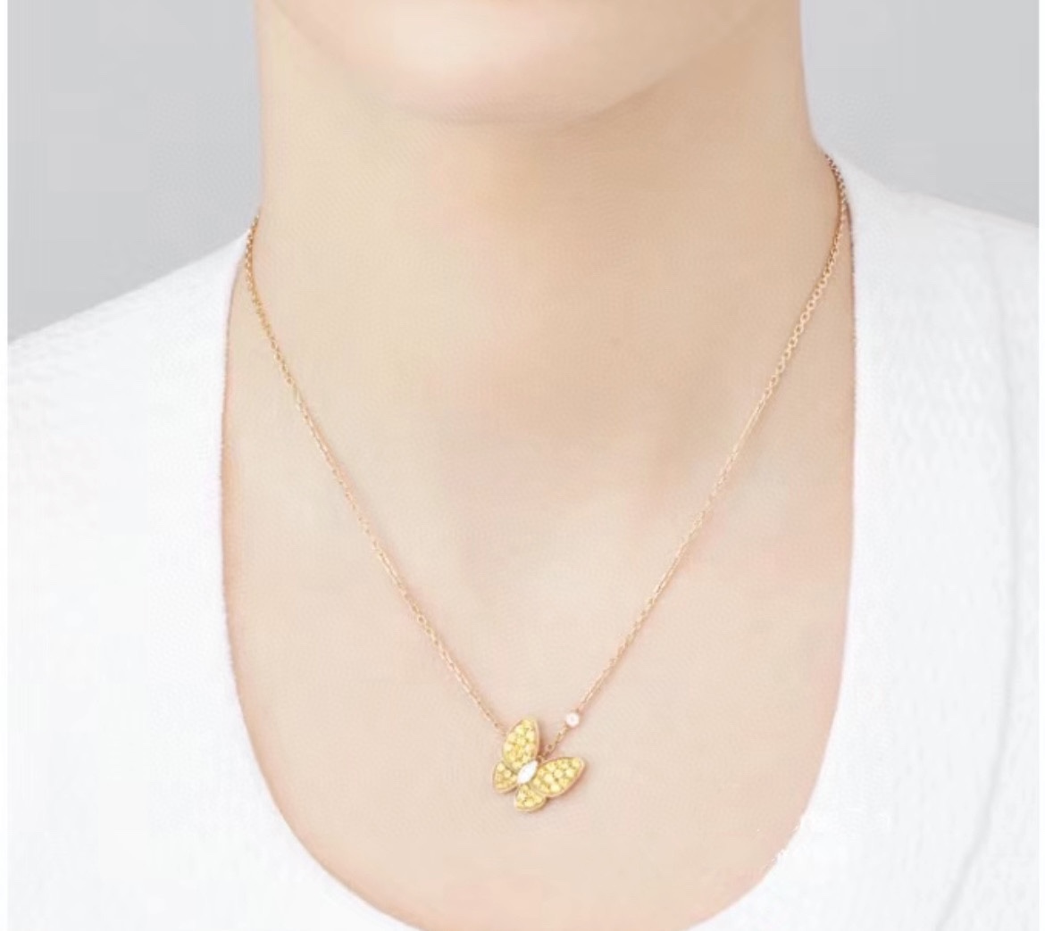 NO:108053,VCA high-end yellow diamond butterfly necklace, this is very atmospheric and durable. The high-carbon diamonds used are carefully selected. They look smooth, plump and round, and have a sense of thickness and layering. The entire side looks very flexible. There are not many good products and are difficult to make. If you like, place an order first, jewelry quality, necklace19860909VCA高级黄钻蝴蝶项链,这款非常的大气耐看 采用的高碳钻都是精挑细选 看起来光滑饱满圆润 很有厚度和层次感 整个侧面看起来很灵动 好货不多 也比较难做 看中的先下单,饰品精品,necklace,Jewelry
