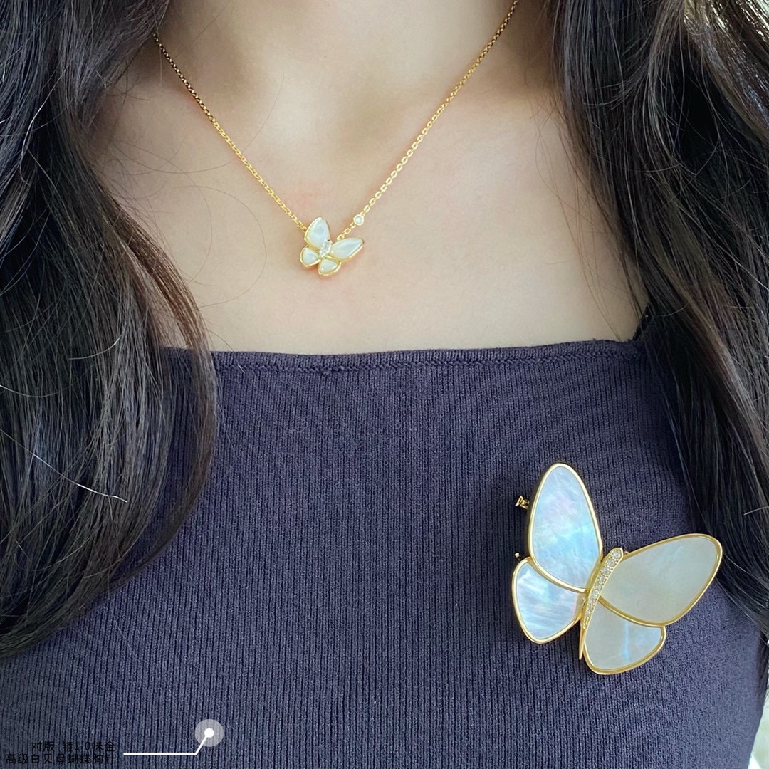 NO:108045,Seiko VCA version of the high-end white fritillary butterfly brooch is very atmospheric and durable. The fritillary is carefully selected and looks smooth, plump and round, very thick and layered. The entire side looks very curved and flexible. There are not many good products and it is difficult to make. If you like it, place an order first, jewelry quality, brooch, breastpin19860909精工VCA对版高级白贝母蝴蝶胸针这款上身非常的大气耐看 采用的贝母都是精挑细选 看起来光滑饱满圆润 很有厚度和层次感 整个侧面看起来很有弧度很灵动 好货不多 也比较难做 看中的先下单,饰品精品,brooch，breastpin,Jewelry