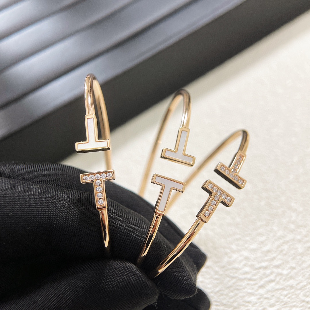 NO:108047,Tiffany double t-diamond bracelet, double t-panel single-inner precision-computer double t bracelet, the texture is very good and the full mark is only shipped to you. Enlarge the size to see the details. The style is super positive, the spacing of elastic double t, the inlayed claws, the thickness and color of gold, rose gold, platinum, three colors available, double diamond 63 single t 65 double t 70, jewelry quality, tiffany, bracelet, gold, gold plating19860909蒂芙尼双t带钻手镯 双贝 单内精工版双t手镯 质感非常好做到满分才给你们出货的,放大放大放大看细节吧版型超级正,弹力双t的间距,镶嵌的爪子,镀金的厚度和颜色 黄金色 玫瑰金 铂金 三色可选 双钻63 单贝65 双贝70,饰品精品,tiffany,bracelet,gold,gold plating,Jewelry