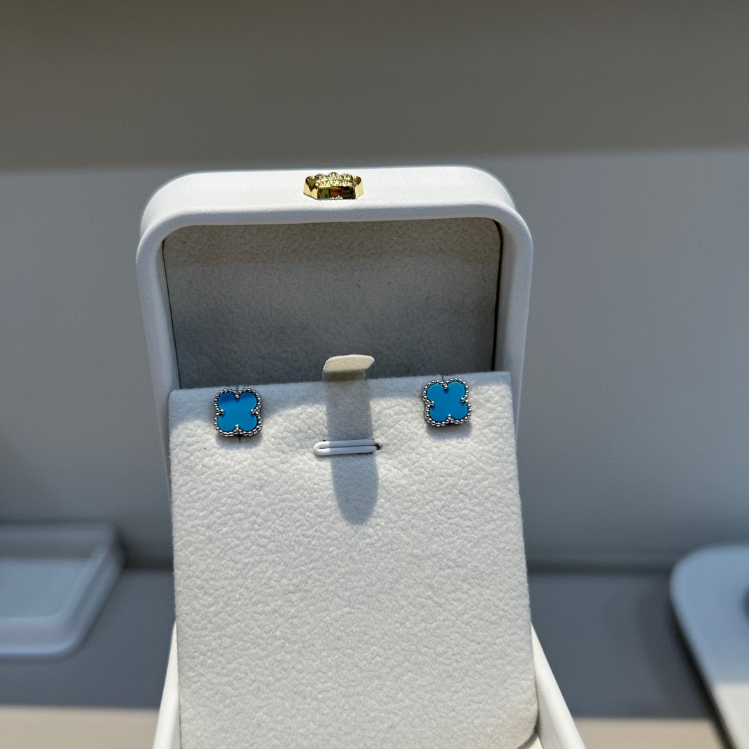 NO:108049,Vca Van Clerk Arpels Mini mini Small Four-leaf clover Earrings Selected imported from Germany with thick gold. The most versatile earrings are nowhere to be!  !  Daily small earrings, shop owners recommended   [Original VCA UFO earbuds] 15, jewelry boutique, van cleef19860909Vca 梵克雅宝 迷你mini 小号 四叶草 耳钉 精选德国进口电镀厚金 最最最最百搭的一款耳钉 没有之一！！日常小耳钉 店主力推  【原版VCA飞碟耳塞】15,饰品精品,van cleef,Jewelry