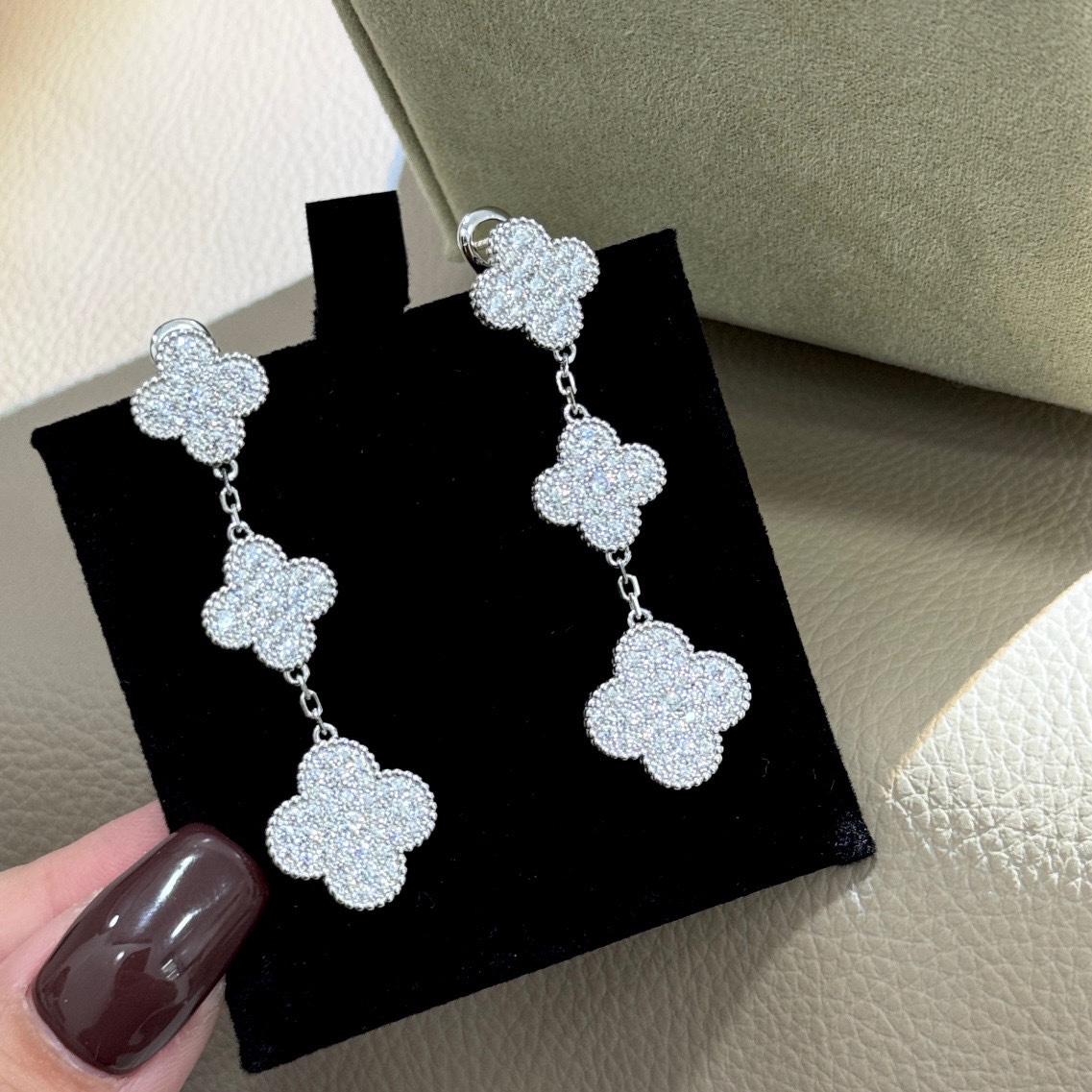 NO:115199,The same style of goddess ear-pattern four-leaf clover, three flowers, full-diamond ear-pattern, popular series of four-leaf clover earrings, shipment, high-quality imported inlaid with high carbon diamonds, four-leaf clover has always been a symbol of luck, each leaf represents love, career, reputation, health, sterling silver, electroplated thick gold, platinum, but sensitive and not faded ear-pattern, jewelry quality, earrings, pure silver19860909女神同款耳拍四叶草 三花 满钻耳拍 爆款系列四叶草耳环 出货 上等进口镶嵌高碳钻 四叶草一直以来都是幸运的象征 每片叶子各代表 爱情 事业 名誉 健康 通体纯银 电镀厚金 铂金色 不过敏不褪色 耳拍,饰品精品,earrings,pure silver,Jewelry