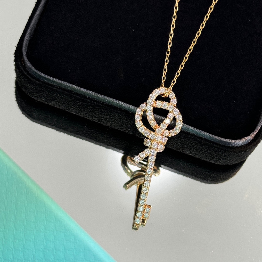 NO:115183,T-home Knot series knot key necklace The entangled ends of the iconic design of the micro-inlay craftsmanship are powerful symbols of emotional connection. Power and elegance are both hand polished and polished, and the inlay craftsmanship is upgraded to 18k thick gold. The design of the Knot series has a good meaning of concentric knot, and the design of the work symbolizes the connection between people: the knot is so strong, forever, and it expresses the meaning that we will not loosen. Electroplating thick gold necklace, jewelry fine, necklace19860909T家 爆款 knot系列 打结 钥匙 项链 爆款系列微镶重工艺标志性设计中相互缠绕的末端,是情感联系的有力象征.力量与优雅兼具.经手工抛光打磨,散发耀目光泽镶嵌工艺18k厚金升级高级电镀 Knot系列设计有着太好的寓意同心结,作品设计象征着人同人之间嘅连系:绳结好坚固,永永远远,表达了我们不会松开的意思. 电镀厚金 项链,饰品精品,necklace,Jewelry