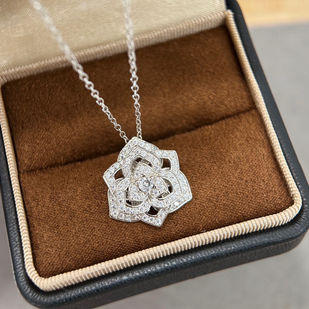 NO:115190,Earl Rose Hollow Necklace Micro-inlaid imported zircon, 18mm diameter, this model is made and assembled in pieces, with a total of four layers of hollow petal engraving and inlay. It is not ordinary glue sticking process complicated, and it will definitely not disappoint you if you get it. Platinum Electroplating thick gold Necklace, jewelry quality, piaget, necklace19860909伯爵 玫瑰花 镂空 项链 微镶进口锆石,18mm直径,此款是分件制作组装,一共四层镂空花瓣雕刻镶嵌,不是普通胶水粘连工艺复杂拿到手定不会让你们失望 铂金 电镀厚金 项链,饰品精品,piaget,necklace,Jewelry