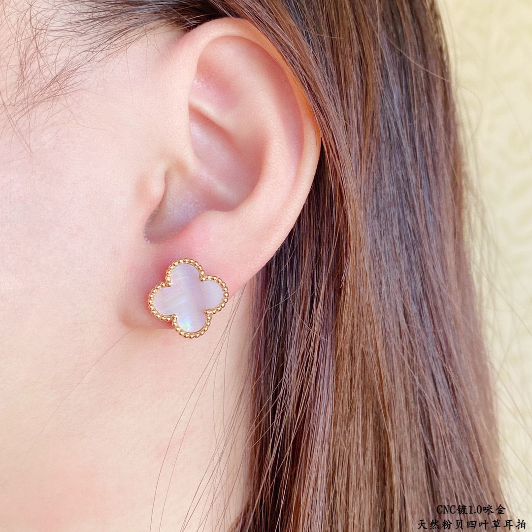 NO:115197,VCA Natural Pink Shell Four-Leaf Crust Ear Patch Four-Leaf Crust This series has agile design, smooth lines, and easy to wear. It shows the possibility of infinite matching and brings a rich and diverse style to the life of every woman. The jewelry is boutique19860909VCA 天然粉贝四叶草耳拍四叶草 此系列设计灵动,线条流畅,易于佩戴.展现无限搭配的可能,为每一位女性的生活带来丰富多样的风姿.,饰品精品,Jewelry