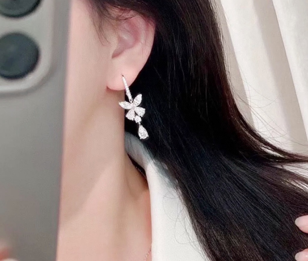 NO:115220,Imported custom Graff butterfly water drop earrings, exquisite craftsmanship, high-end jewelry works. The bow with agile lines may either surround the fingers, shine at the neck, or draw a perfect curve in the ears, interpreting the modern high-end jewelry style in a bold style., jewelry boutique, graff, earrings19860909进口定制 格拉夫蝴蝶水滴耳环,精湛工艺,高级珠宝作品 线条灵动的蝴蝶结或环绕指间、或在颈窝处闪耀、亦或在耳畔划出完美弧度,以大胆的风格演绎现代高级珠宝风格.,饰品精品,graff,earrings,Jewelry