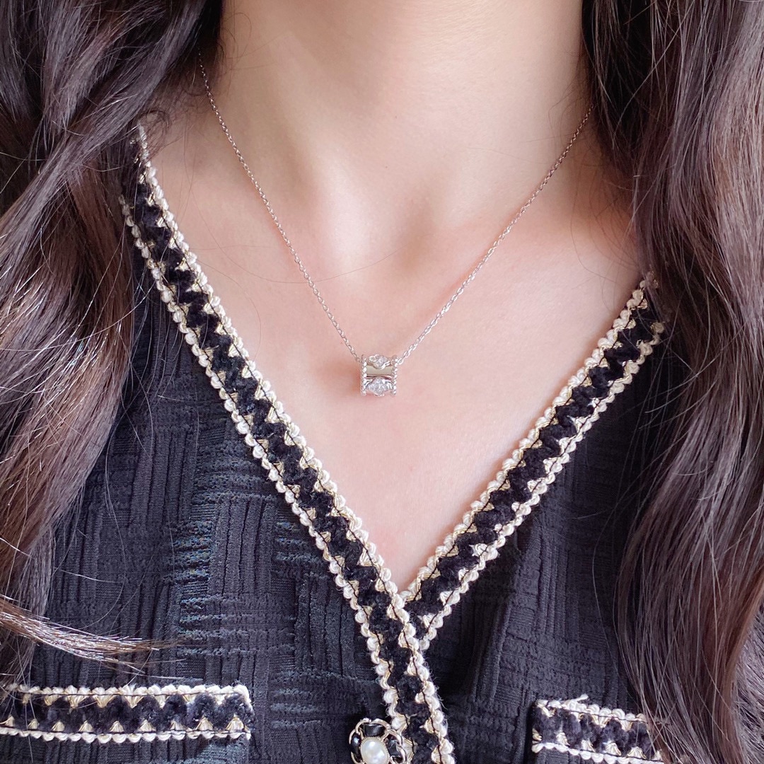 NO:112466,VCA kaleidoscope necklace. Genuine edition, the counter version has high-end nails and exquisite workmanship!  Original logo counter quality!  The inside and outside polishing details are perfectly processed, and the counter is authentic, with kaleidoscope collarbone chains!  Gorgeous design Only big brands can fully reflect this design. Follow the counter. Exquisite and eternal worthy of you to have classic and durable fashion models, fine jewelry, necklace19860909VCA万花筒项链.正品开版 专柜版本高大上钉位细腻做工绝对精细！ 原版 logo 专柜品质！里外抛光细节处理完美,专柜正品开模 万花筒锁骨链！华丽设计 这种设计也只有大牌才能体现得淋漓尽致 跟着专柜走 精致永恒值得你拥有经典耐看时尚款,饰品精品,necklace,Jewelry