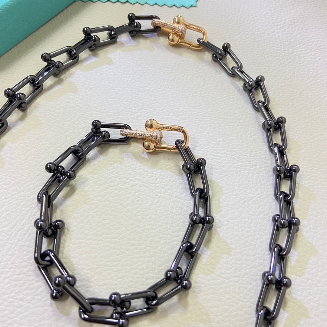 NO:115222,Tiffany Joint Black Coarse Necklaces Major Internet celebrity bloggers TiffanyHardWear is popular. U-shaped joints, chain ring series, winding series. It seems simple, but in fact it requires 9981 craftsmanship to present a three-dimensional avant-garde design from large to small. It is avant-garde design full of three-dimensionality in a gradient form. It looks delicate and mix and match experts can't put it down. Looking ins, all kinds of handsome men and good women are deeply involved!  Trendy people must not miss it, get it~ Bracelet Necklace 120, jewelry fine products, tiffany, necklace, bracelet19860909Tiffany 蒂芙尼 关节 黑色粗款项链 各大网红博主 TiffanyHardWear火爆开启 U型 关节 链环系列 缠绕系列 看似简易,实则需要九九八十一道工艺才能将链环由大到小以渐变的形式呈现出充满立体感的前卫设计光看细腻、混搭达人都爱不释手不信,翻看ins 各路型男善女都深陷其中！潮人们绝对不能错过,Get起来～手链 项链120,饰品精品,tiffany,necklace,bracelet,Jewelry