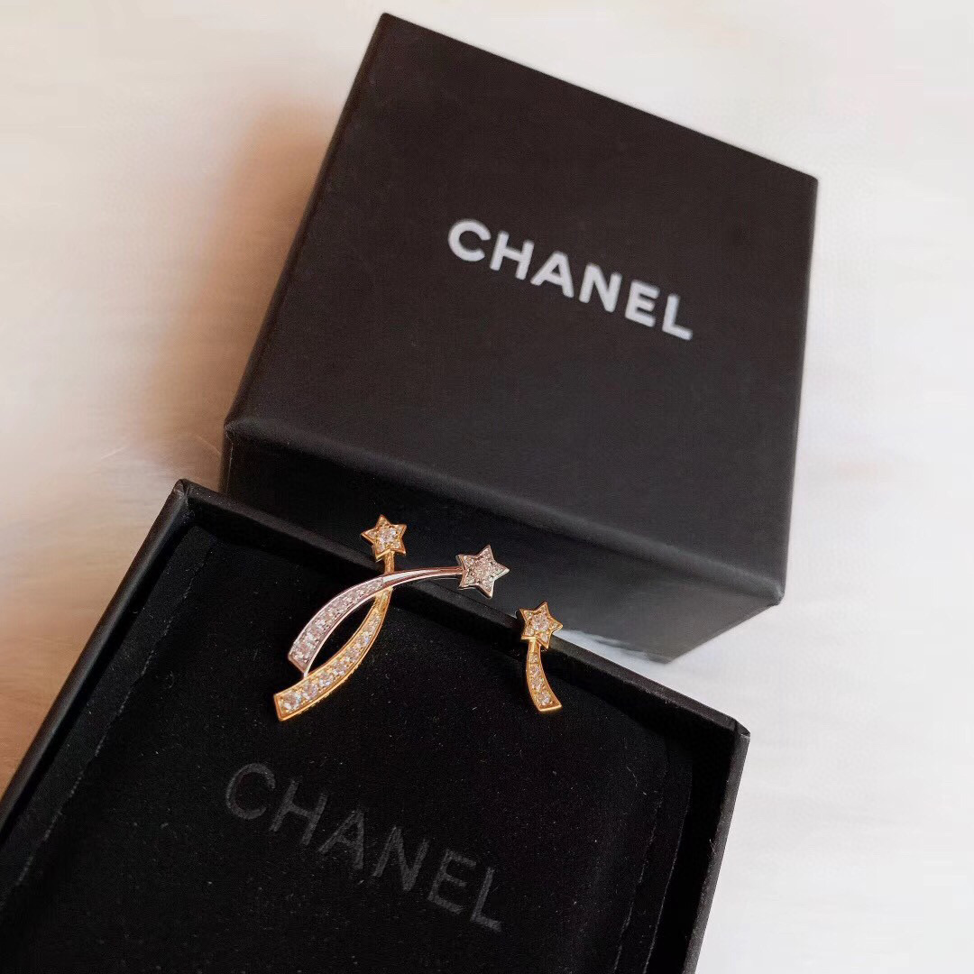 NO:115227,Chanel Xiaoxiang New style Meteor cross Asymmetric earrings Use advanced color separation electroplating technology to inlaid with simulated diamonds Top-notch materials comparable to the counter Luxury and atmospheric design concept Authentic 7w , jewelry boutique, chanel19860909Chanel 小香 新款 流星交叉 不对称耳钉 采用先进的分色电镀工艺镶嵌仿真钻 媲美专柜的顶级材质 奢华大气的设计理念 正品7w ,饰品精品,chanel,Jewelry