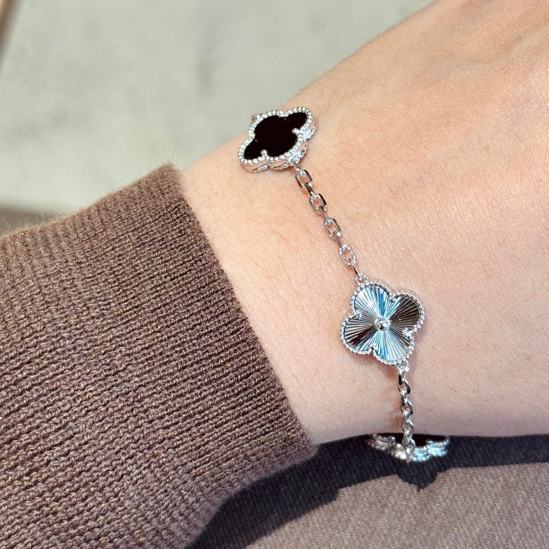 Exclusive Zhuvan Family Limited Edition Laser-Cut Panda Bracelets with Super-Precision Gold Plating - 图片 2