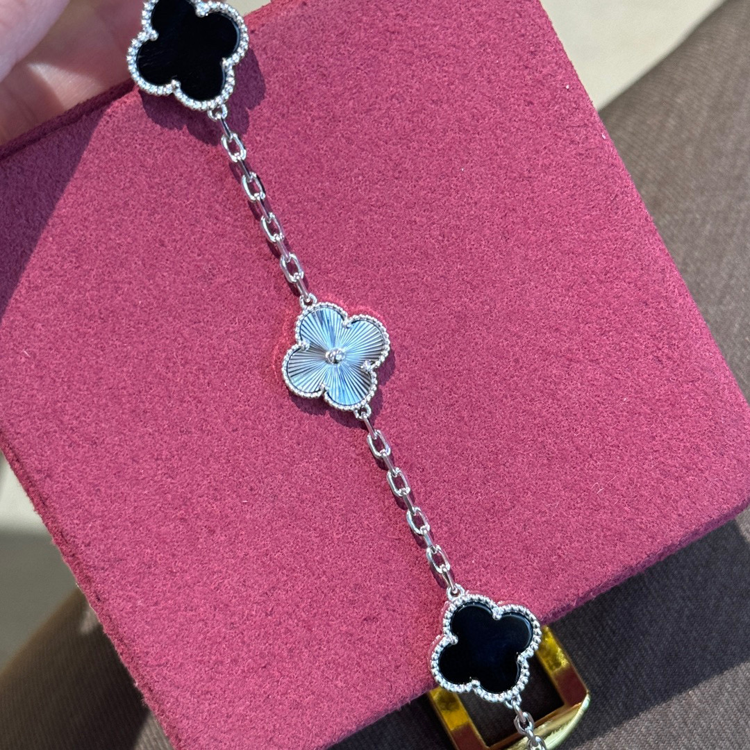 Exclusive Zhuvan Family Limited Edition Laser-Cut Panda Bracelets with Super-Precision Gold Plating - 图片 5