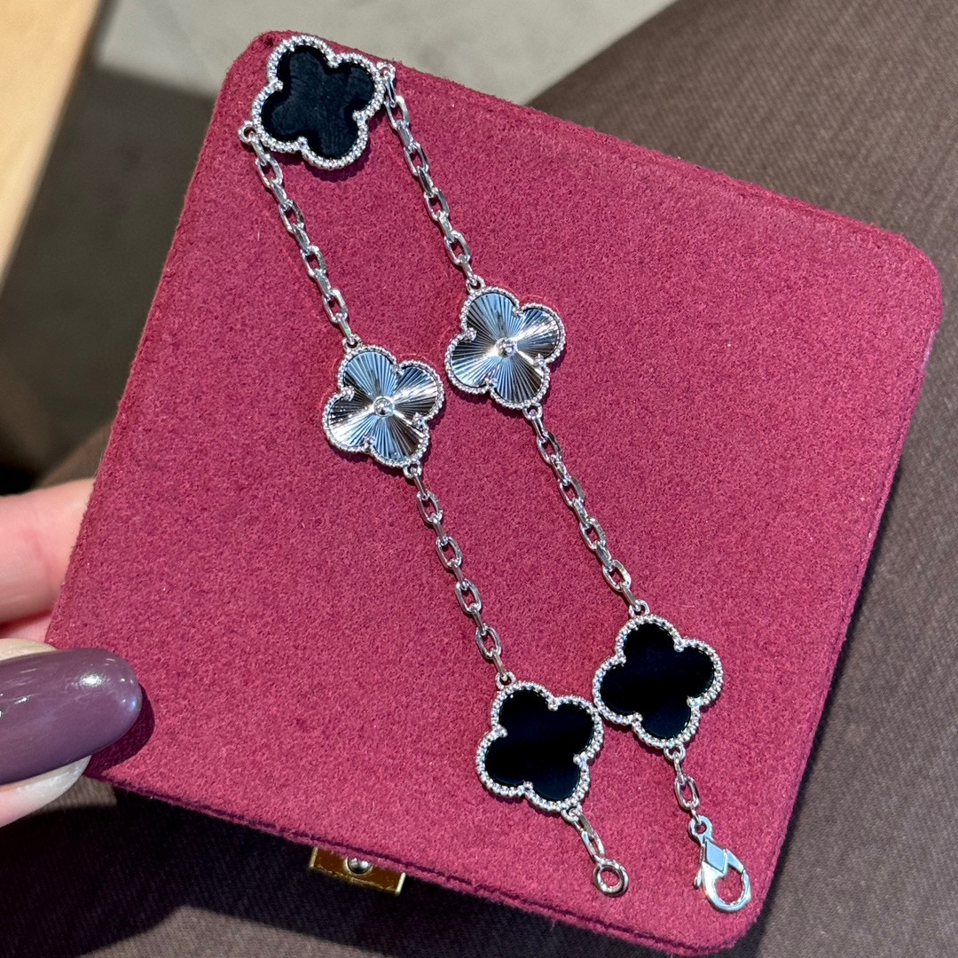 Exclusive Zhuvan Family Limited Edition Laser-Cut Panda Bracelets with Super-Precision Gold Plating - 图片 3