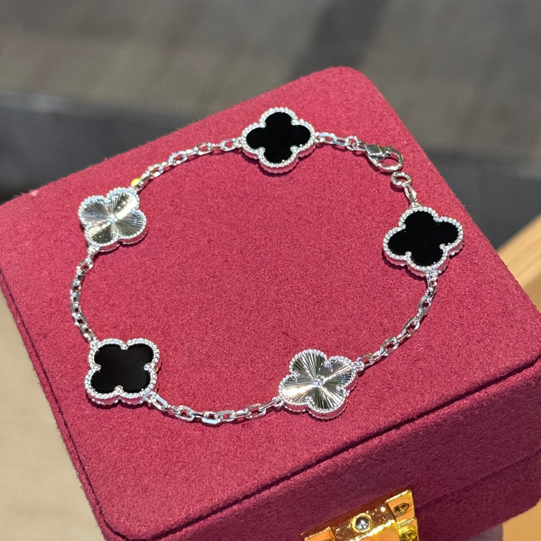 Exclusive Zhuvan Family Limited Edition Laser-Cut Panda Bracelets with Super-Precision Gold Plating - 图片 8