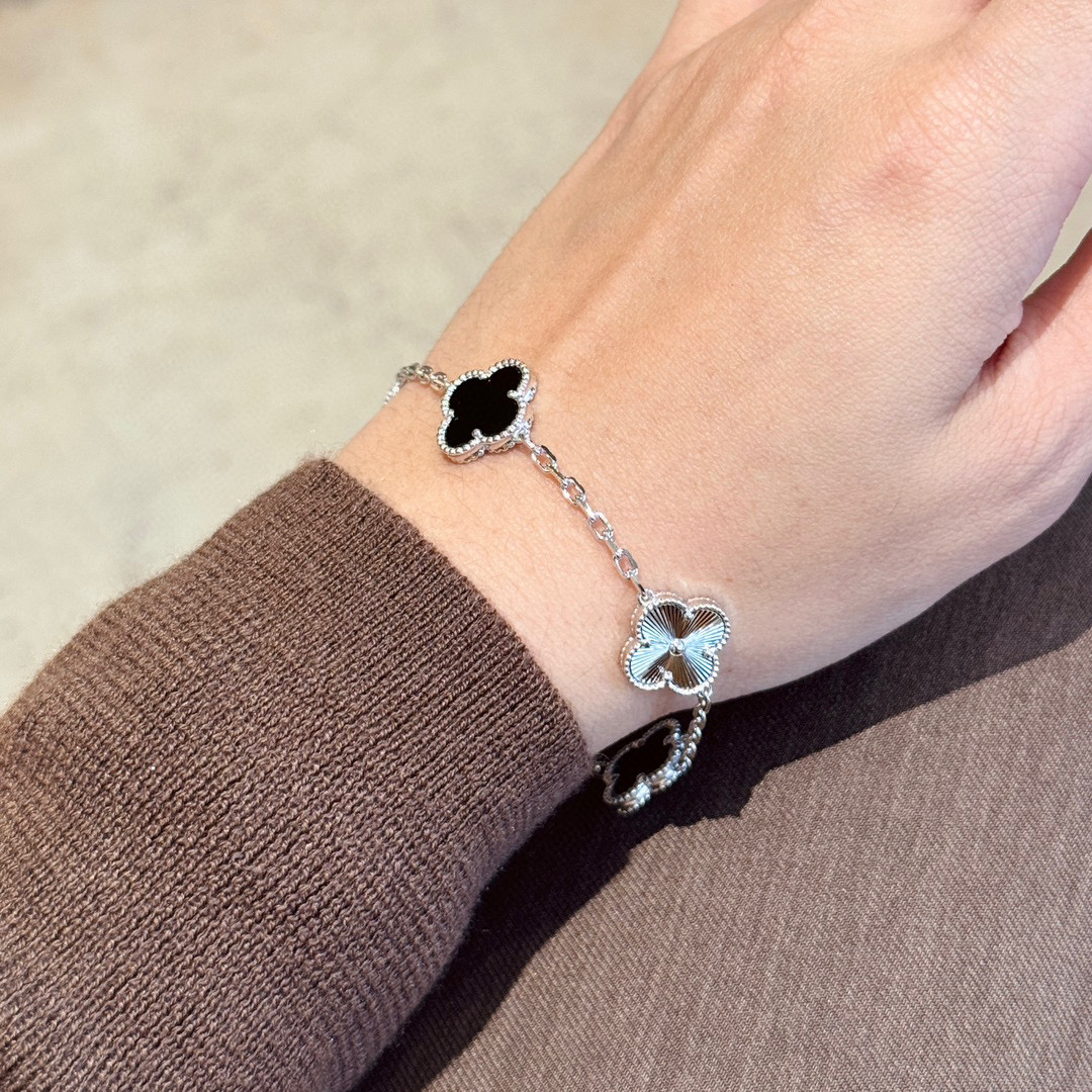 Exclusive Zhuvan Family Limited Edition Laser-Cut Panda Bracelets with Super-Precision Gold Plating - 图片 9
