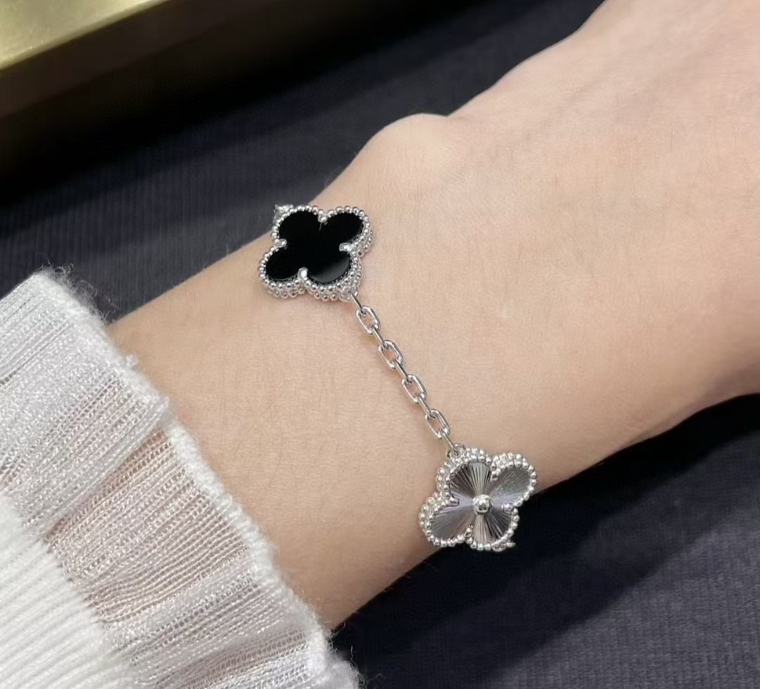 Exclusive Zhuvan Family Limited Edition Laser-Cut Panda Bracelets with Super-Precision Gold Plating - 图片 4