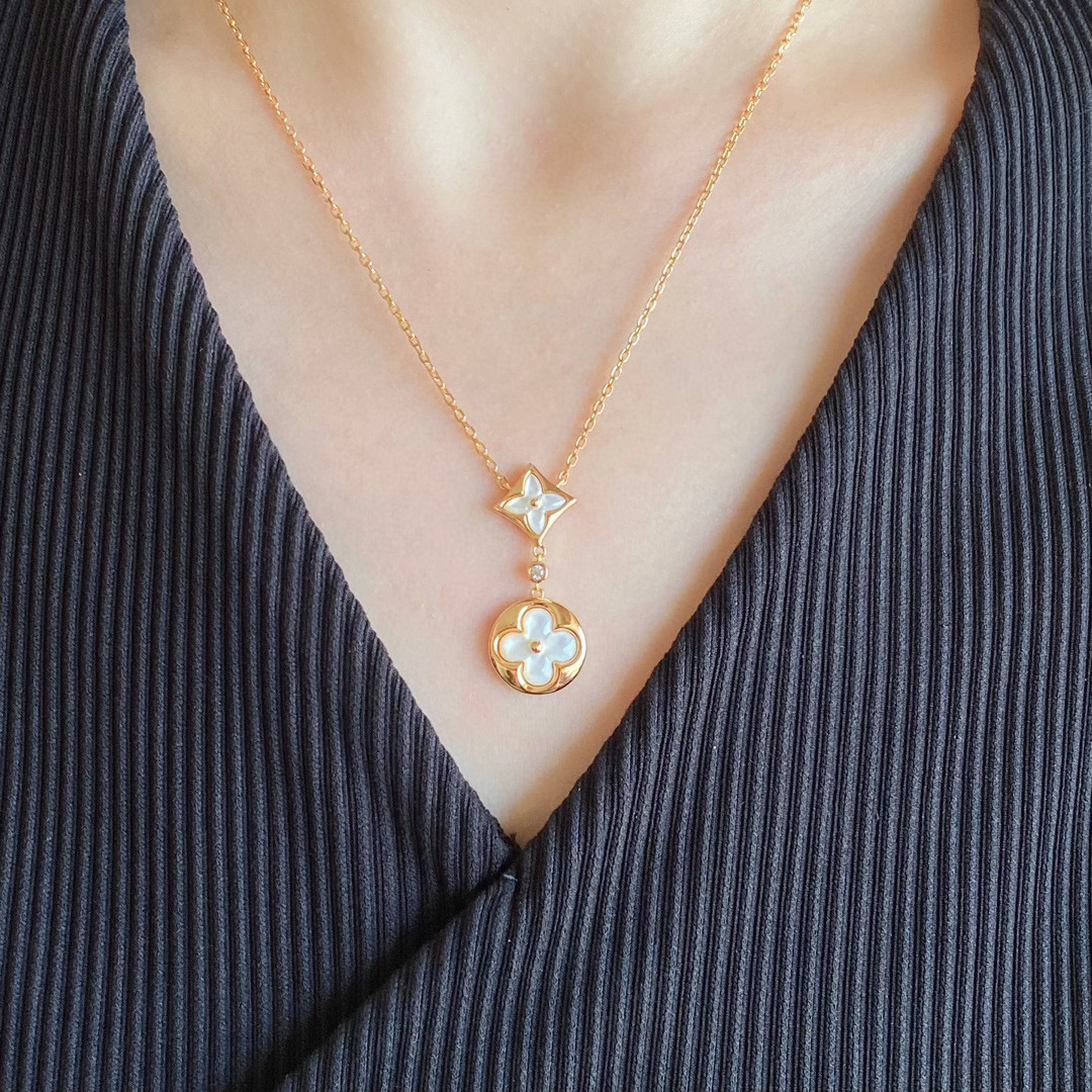 NO:115235,LV Premium Seiko Two Flower Necklace, beautiful flowers blooming bright rose gold on white mother of pearls. It takes months of fine work to polish these exquisite curves and fire on diamonds. This dazzling jewelry collection will create the most charming personality style., jewelry boutique, louis vuitton, necklace19860909LV高级精工版二花项链,美丽的花朵在白色珍珠母上绽放璀璨的玫瑰金光.在钻石上打磨出这些精致的曲线与火光需要数月之久的精工细作.此种耀眼的珠宝系列将创造出最迷人的个性风格.,饰品精品,louis vuitton,necklace,Jewelry