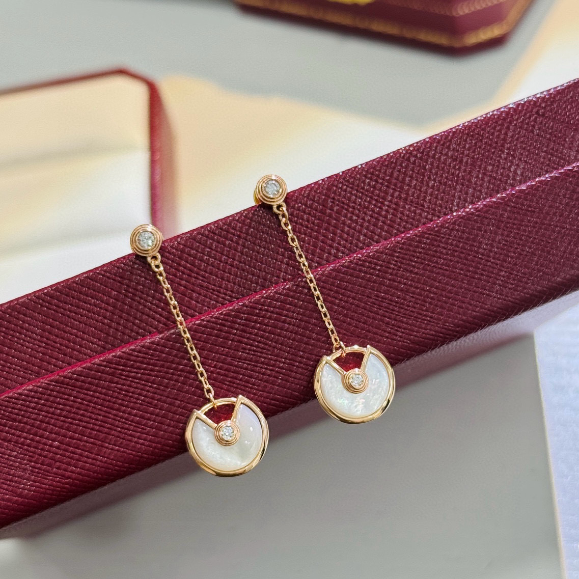 NO:112462,Cartier CNC amulet earrings, Amulette de Cartier jewelry, the most customized version of real gold!  Use various guardian stones to convey strong emotions. It is like a talisman or a lock of promises, expressing your wishes and telling secret words!  Super beautiful, invincible beauty!  Exquisite craftsmanship, real gold texture!  Latest upgraded thick gold electroplating technology   UFO 15, jewelry quality, cartier, cartier, earrings19860909卡地亚CNC护身符耳环,Amulette de Cartier珠宝,真金定制最多的一款！以各种不同的守护石来传递浓厚情感,它宛如一件护身符,或一把诺言之锁,吐露心底愿望,诉说秘密话语！超级美,无敌美！ 精工艺,实物真金质感！最新升级厚金电镀工艺 飞碟15,饰品精品,cartier,cartier,earrings,Jewelry