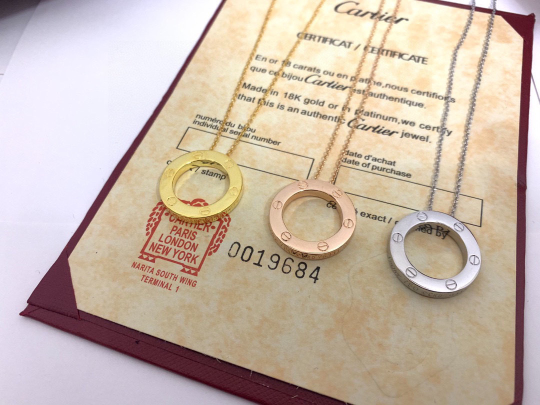 NO:112468,Cartier diamond-free pancake necklace, cnc version love series [color R] pancake necklace is very good for matching clothes, super atmospheric style [like R] never get tired of watching it, the more you look at it, the more you love it, you can wear it!  There are four models of Cartier Cake, including diamond-free, three-diamond, six-diamond and full-diamond. Of course, full-diamond is the best, and economical permission is in place!  Zhang Jiani, Kun Ling and other actresses are all full of diamonds, gold, rose gold prices are the same as the same level, and platinum is a little more expensive. I personally think they are all very good [Flying Kiss R] This necklace is really conspicuous and high-profile. The necklace is very thick, with a skirt in summer and a sweater in autumn and winter!  Platinum champagne gold spot, jewelry boutique, cartier, skirts, sweaters, necklace, gold19860909卡地亚无钻大饼项链,cnc版本 love系列[色色R]大饼项链很好搭配衣服,超级大气的款式[赞R]百看不厌、越看越爱两面可以戴呀！卡地亚大饼一共有四款,无钻、三钻、六钻和满钻 当然满钻是最好看的,经济允许就一步到位！ 张嘉倪,昆凌等女星全是满钻,黄金,玫瑰金同级别价格一样,白金要再贵一点. 个人觉得都很好看[飞吻R]这款项链真的好显眼,很高调啦 项链很厚实,夏天配裙子,秋冬毛衣都超级好看哇！ 白金 香槟金现货,饰品精品,cartier,skirts,sweaters,necklace,gold,Jewelry