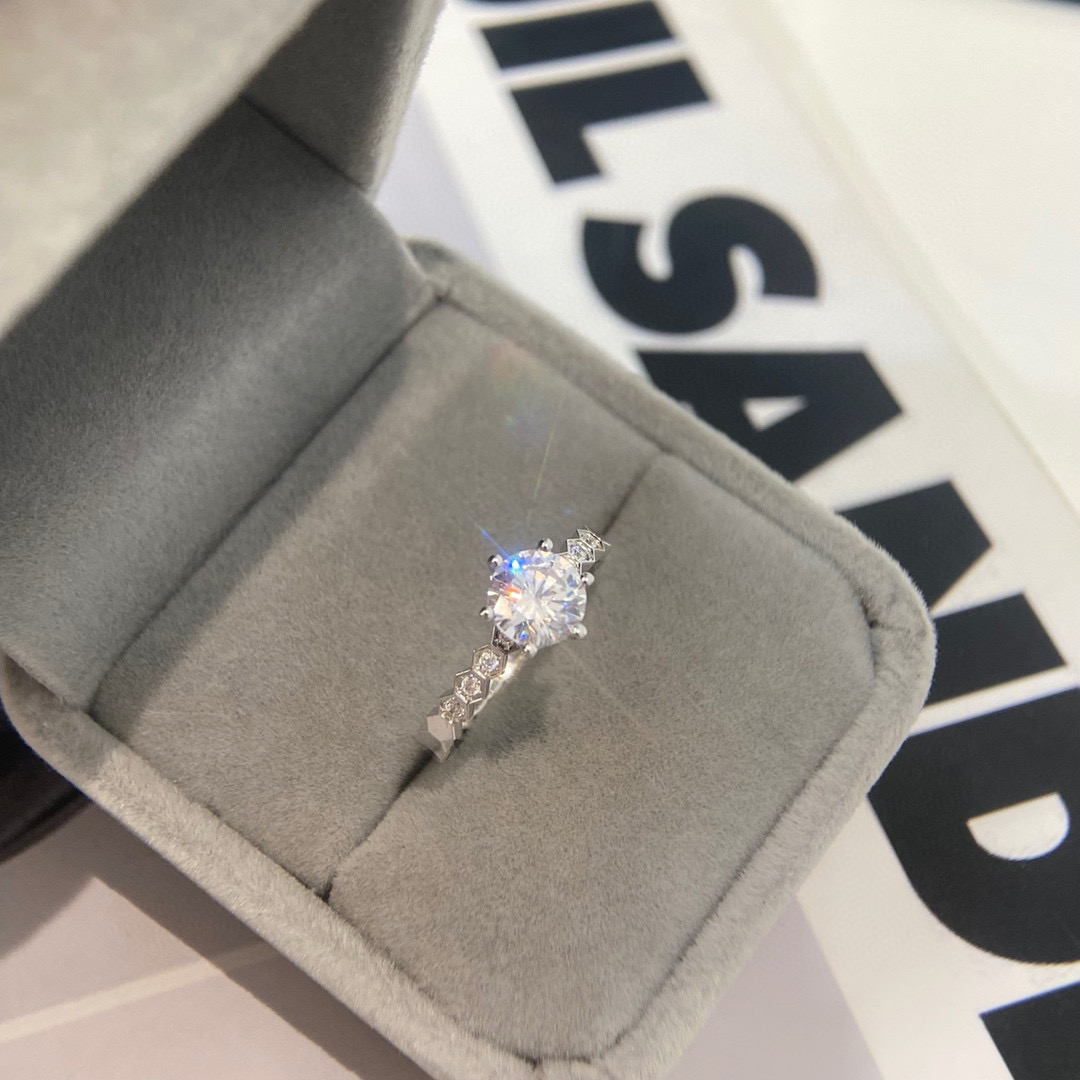 NO:114772,Hot products Shangmei Luxury Six-claw Honeycomb Carat Ring High-end Customization High-carbon diamond (1:1 version) continues to use the meaning of Shangmei honeycomb ring, replicating the love of the honeycomb in the heart, bringing love with you on your body, building a love nest together. Complete numbers of codes Super shine 678 yards, fine jewelry, ring19860909爆款 尚美 奢侈 六爪 蜂窝克拉 戒指 高端定制 高碳钻（1:1版本）沿用尚美蜂窝戒指的寓意,将蜂巢的爱情复刻于心间,把爱带在身上,共筑爱巢 码数齐全 超级闪耀 678码,饰品精品,ring,Jewelry