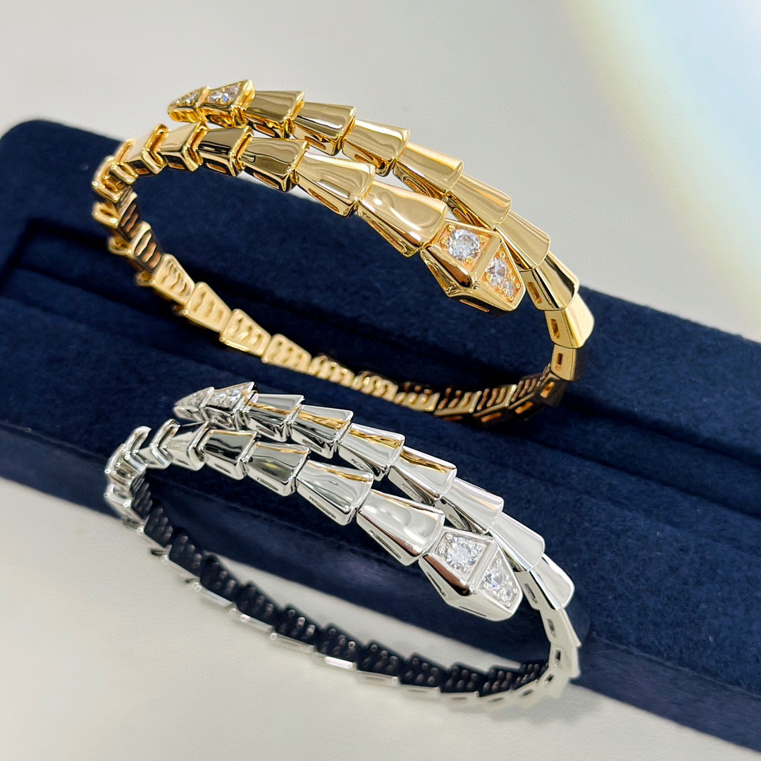 NO:114776,BV Home New Classic Snake Bracelet is too high-end. The counter is very popular. No matter how expensive it is, many people are flocking to it. This model is a spring model. It is connected in series by many three-dimensional squares of different sizes on the spring parts. The small squares are only connected in series and not welded, so this type of elasticity is very large. The snake bracelet is very complicated in the process, with many accessories, and is not suitable for making silver parts. What we do is the snake bone of the jewelry K gold craft. Each accessories are 360° precision polished. It is particularly bright and real gold textured stone is imported first-class diamond, which is more transparent and flashing. Rose gold platinum gold, jewelry boutique, bottega veneta, bracelet, gold19860909BV家 新款 经典蛇形手镯太高级啦 专柜大爆款,再贵都有很多人趋之若鹜这款是弹簧款,由很多大小不一的立体方块串联在弹簧件上,小方块之间仅是串联而没有进行焊接,所以这款弹性是非常大的.蛇形手镯工序非常复杂,配件多,不适合做银件,我们做的是珠宝K金工艺的蛇骨每个配件都进行了360°精密抛光,特别光亮真金质感石头是进口一级钻,更透更闪 玫瑰金白金 黄金,饰品精品,bottega veneta,bracelet,gold,Jewelry