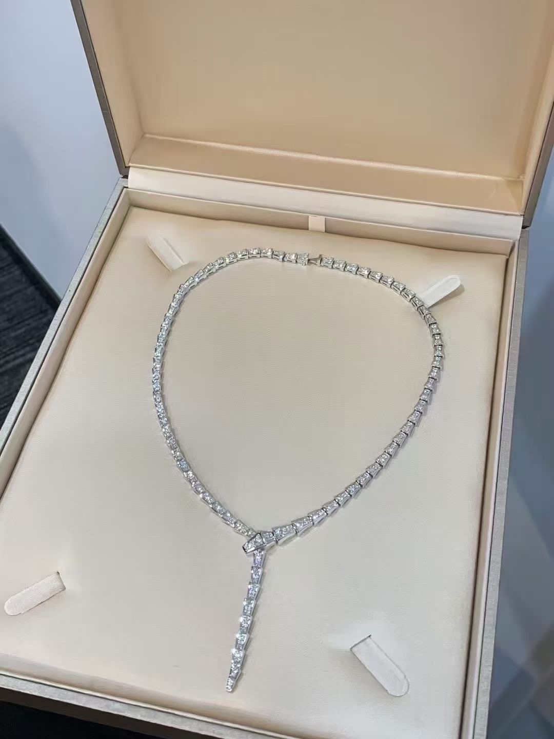 Luxurious Diamond Snake Necklaces by BV Family: Serpenti’s Glamorous Charm and Seduction - 图片 4