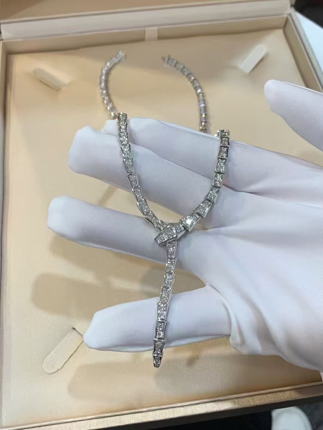 Luxurious Diamond Snake Necklaces by BV Family: Serpenti’s Glamorous Charm and Seduction - 图片 2
