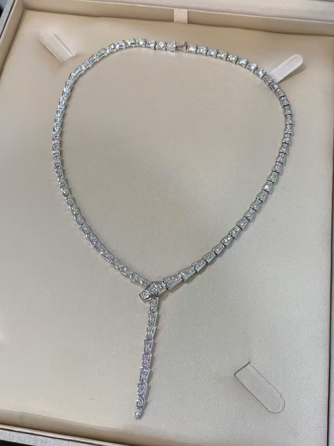 Luxurious Diamond Snake Necklaces by BV Family: Serpenti’s Glamorous Charm and Seduction - 图片 6
