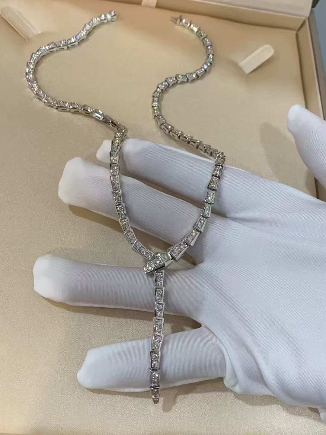 NO:112452,BV Home New Luxury Diamond Snake Necklace. Capture the charm, temptation and charming sexiness of the Serpenti necklace with an intoxicating and wonderful design to pay tribute to its spirit beasts. This necklace scale pavé diamonds, pear-shaped brilliant cut diamonds show the ultimate light, presenting the unique spreading and bend of the spirit snake, spreading and lingering in the hands, charming and charming. Serpenti high-end jewelry V gold electroplated platinum banquet fashion and beautiful style platinum necklace, jewelry boutique, bottega veneta, necklace19860909BV家 新款 奢侈 满钻蛇项链.以令人沉醉的绝妙设计捕捉Serpenti颈链的魅力、诱惑和迷人的性感,以此向其灵兽致敬.此款项链鳞片密镶钻石,梨形明亮式切割钻石尽显极致光芒,呈现灵蛇独有的蔓延弯曲,在手部蔓延萦绕,魅惑动人. Serpenti高级珠宝 V金材质电镀铂金宴会时尚美艳款白金 项链,饰品精品,bottega veneta,necklace,Jewelry