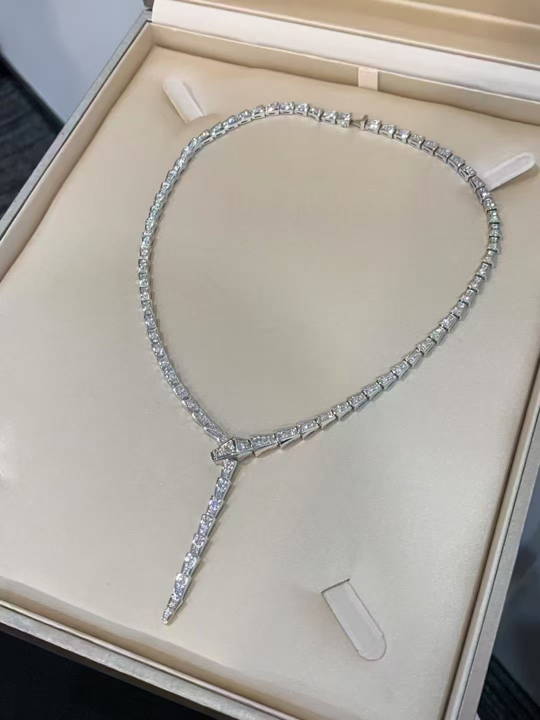 Luxurious Diamond Snake Necklaces by BV Family: Serpenti’s Glamorous Charm and Seduction - 图片 3