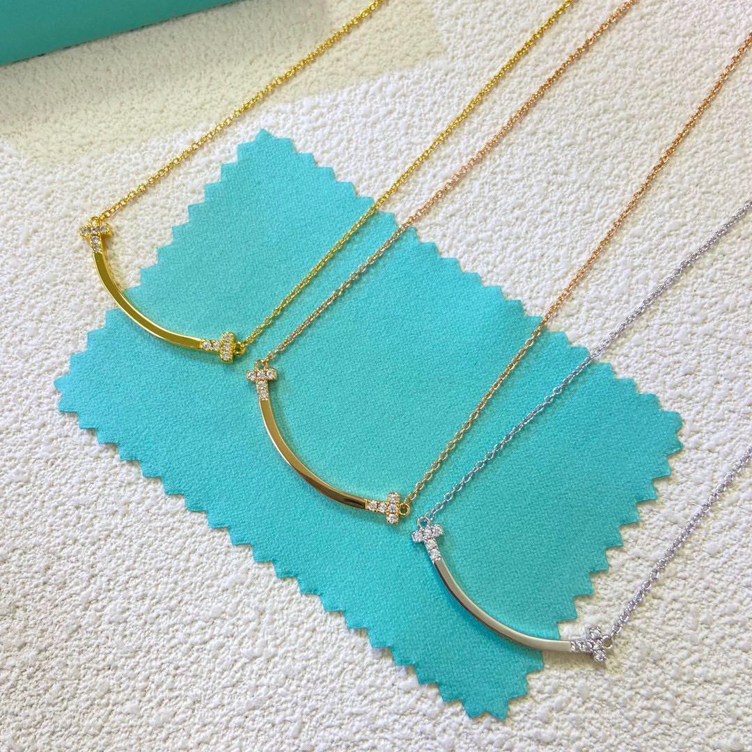 NO:114790,T-home new medium smile half-diamond necklace.smile is in a good mood every day, classic smile necklace, fried chicken essence, and a few streets away from the market. The upper body effect is very beautiful!  Platinum Rose Gold Three Colors Necklace, Jewelry Boutique, Necklace, Gold19860909T家 新款 中号 笑脸 半钻项链.smile每天好心情,经典款微笑项链,炒鸡精工,甩市场货几条街.上身效果非常美！铂金 玫瑰金 黄金三色 项链,饰品精品,necklace,gold,Jewelry