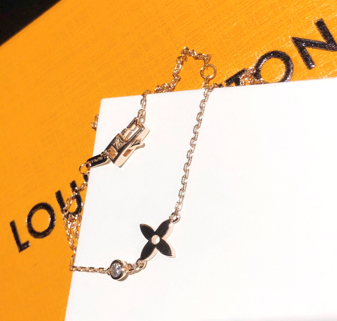 NO:114809,LV Louis Vuitton Classic Purchase Level Simplest Logo Four-leaf Crocodile Glossy Necklace The clavicle chain is also very appropriate Original buckle One-to-one craftsmanship technology Simplest and most durable The upper body is full of fairy spirit Iconic classic model Very suitable for daily wear Necklaces, jewelry boutiques, louis vuitton, louis vuitton, necklace19860909LV 路易威登 经典 代购级别 最简单标志 四叶草 光面 项链 当锁骨链也非常恰当 原版扣头 一比一工艺技术 简约最耐看 上身特别的仙气满满 标志性经典款 很适合日常佩戴 项链,饰品精品,louis vuitton,louis vuitton,necklace,Jewelry