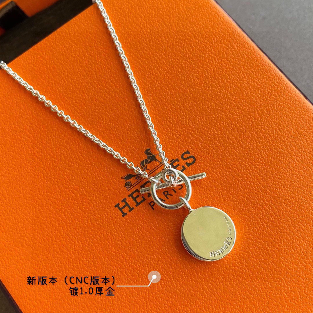 👑【CNC升级版本】爱马仕新款圆牌项链，这条项链算是最近的惊喜之一，小巧精致的confettis样式，它