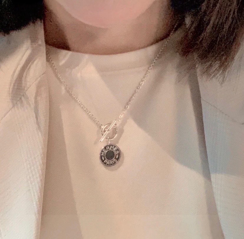 👑【CNC升级版本】爱马仕新款圆牌项链，这条项链算是最近的惊喜之一，小巧精致的confettis样式，它