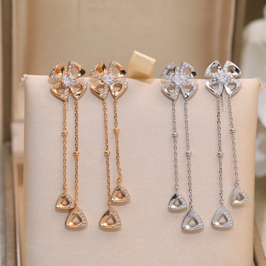 NO:114803,Bvlgari FIOREVER Yonghua series high-end custom-made hot counter glossy small flower earrings, one to one luxury and beautiful dinner must have a price of beautiful noble, elegant and beautiful versatile style original hand-engraved logo!  Earrings with UFO earplugs, jewelry boutique, bottega veneta, bvlgari, bvlgari19860909Bvlgari宝格丽 FIOREVER咏绽系列 高端定制火爆专柜光面小花耳钉 一比一奢侈美丽晚宴必备价格漂亮高尚大气好美腻百搭款原版手工刻有logo！耳钉 配飞碟耳塞,饰品精品,bottega veneta,bvlgari,bvlgari,Jewelry
