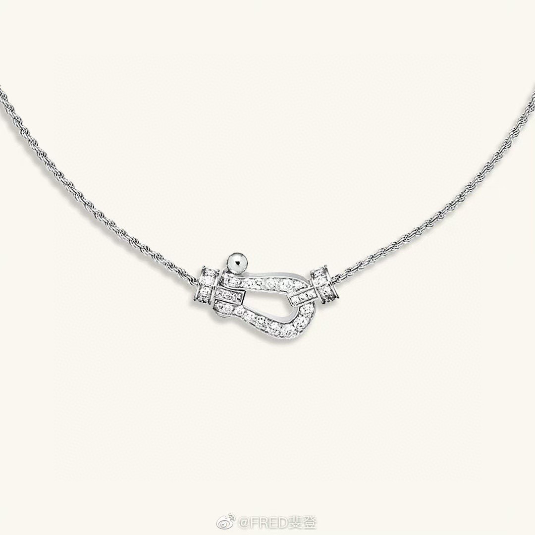 👑费雷德 火爆 新款 满钻 大号马蹄 麻花粗项链 高端定制 独家首发 顶级微镶 高碳钻，性价比很高 撞款