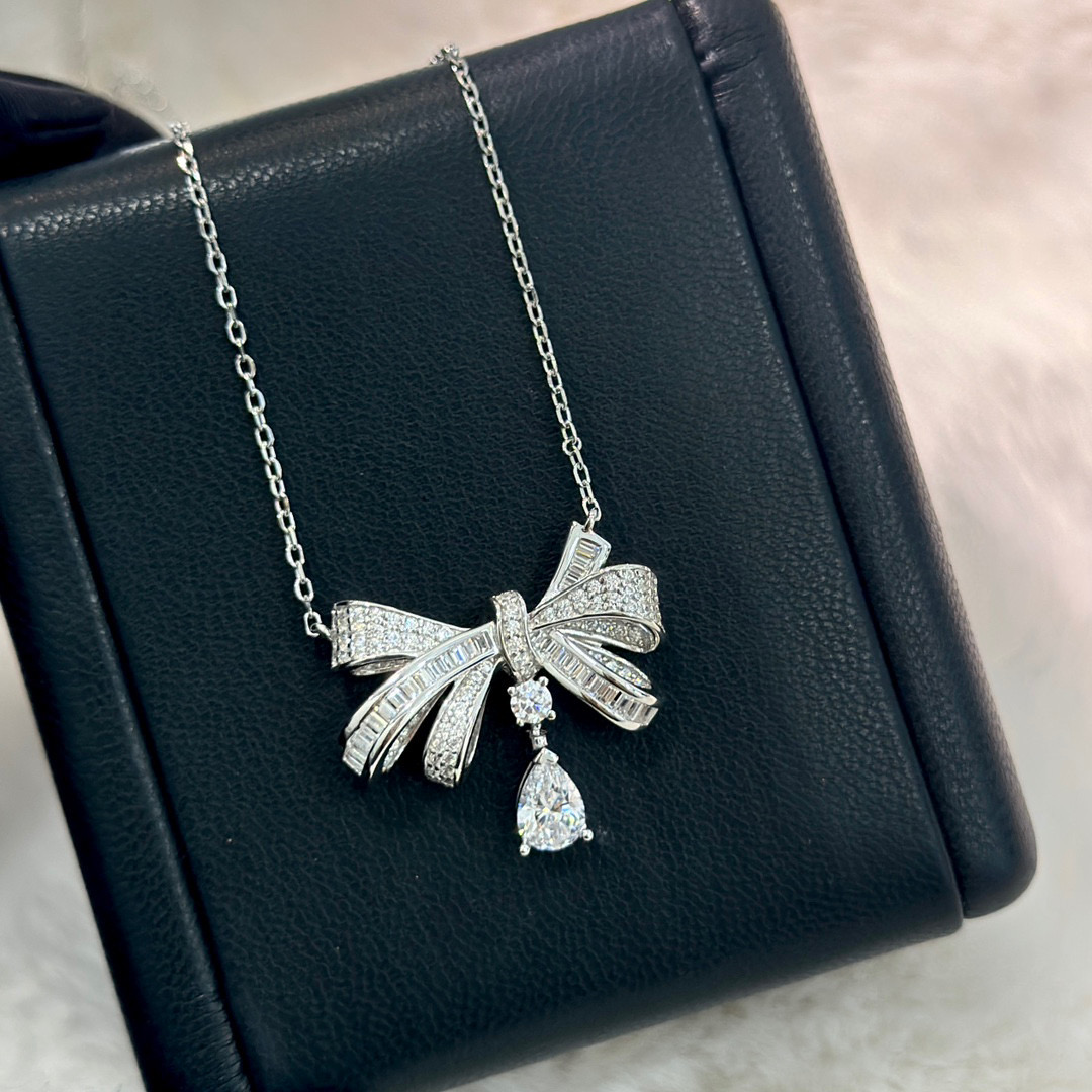 NO:114792,Graf Bow Water Drop Diamond Necklace Elegant and sweet style Electroplating thick gold High-end luxury atmospheric A must-have for dinner party disco The standard of wealthy white and beautiful bow Clavicle short chain Shining diamond goddess White and beautiful temperament Upgraded to 5A high-carbon diamond Necklace, jewelry boutique, necklace19860909格拉芙 蝴蝶结 水滴钻 项链 优雅中带着甜美的一款 电镀厚金 高端奢华大气 晚宴蹦迪必备 富贵白富美标配 蝴蝶结 锁骨短链 闪耀钻石女神白富美气质 升级为5A高碳钻 项链,饰品精品,necklace,Jewelry