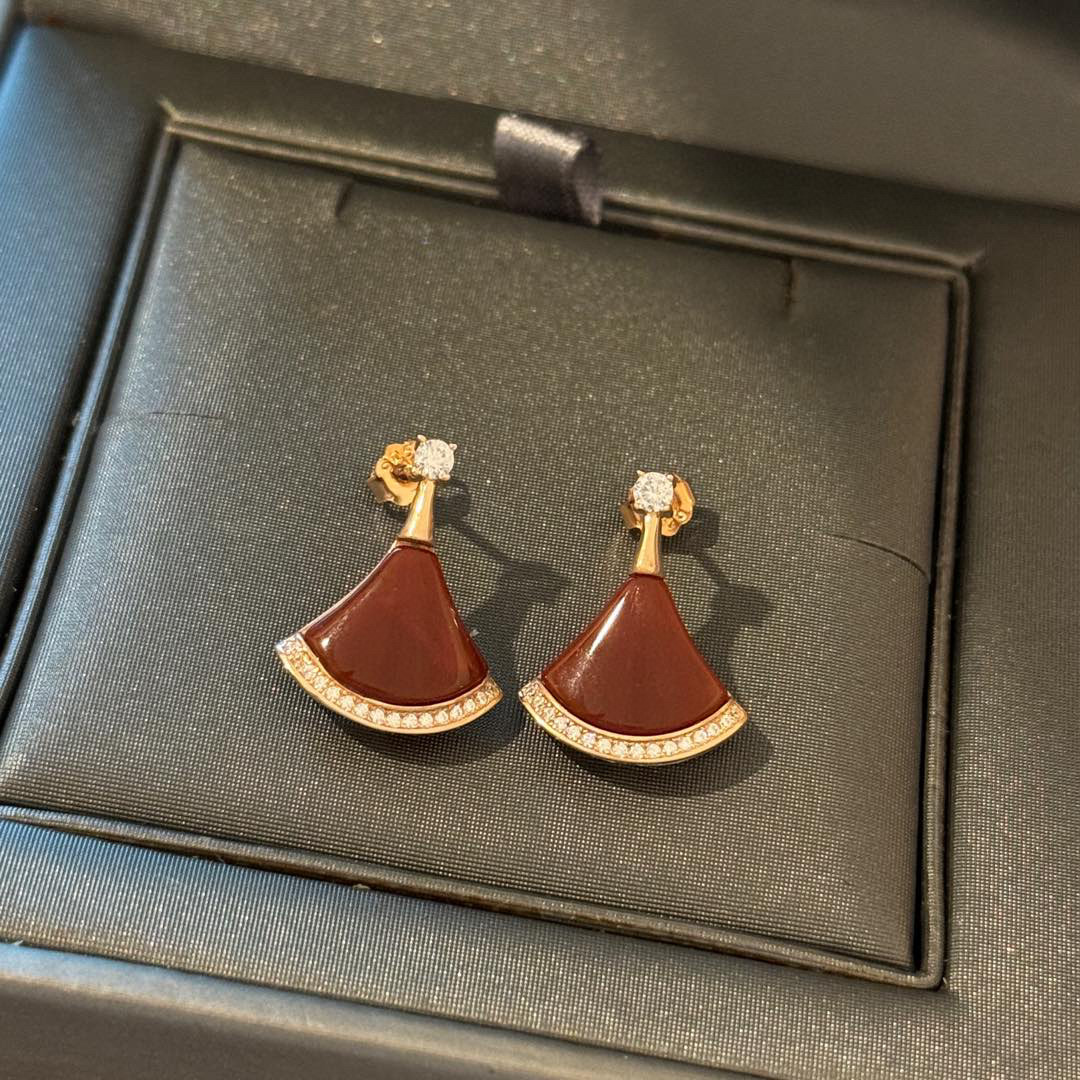 NO:114795,Bv Home New Year Red Diva Series Fan Shaped Red Agate Skirts with Diamond Earrings High-end Customization Imported Fine Inlay Crafts Rose Gold Earrings, Elegant Earrings, Bottega Veneta, Skirts19860909Bv家 新年红 Diva系列 扇形 红玛瑙 裙子 带钻耳钉 高端定制 进口精镶工艺 玫瑰金 耳钉,饰品精品,bottega veneta,skirts,Jewelry