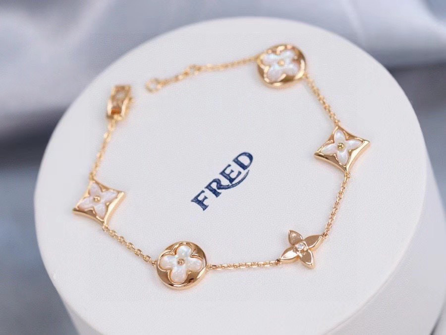 NO:114801,Old Flower Bracelet ~~ Classic Floral Bracelet This is a five-flower bracelet made of a unique round four-petal flower. It is inlaid with a diamond flower. The soft color of the white fritillar looks very comfortable and is more beautiful under natural light. The effect is particularly good. This design is quite pleasing to the eye. Compared with the Rotten Street Four-Leaf Crocodile, it is also another unique beauty, especially texture, fine jewelry, bracelet19860909老花花手链 ～～ 经典花卉手链这是由独特的圆形四瓣花朵结合成的五花手链. 中镶嵌着一颗钻石花卉.白贝母柔和的色调看着很是舒服,在自然光下更美. 上手效果特别好看这款设计还挺耐看的,比起烂大街四叶草,也是另一种独特美,特别有质感,饰品精品,bracelet,Jewelry