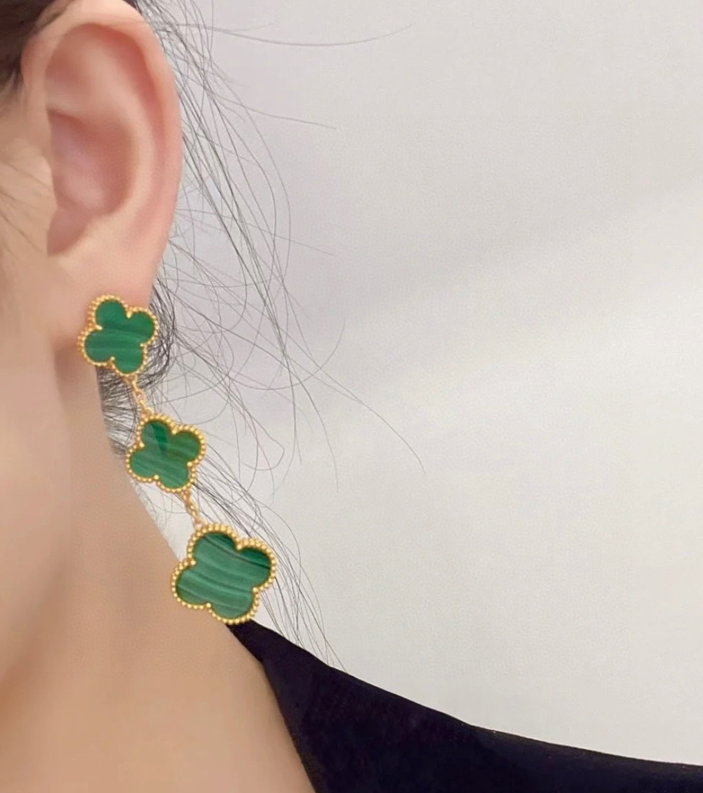 NO:114798,VCA four-leaf clover natural malachite three-flower ear shoot, market premium version 1:1 version high-end custom vca Van Cleef Yapper Limited version 4-leaf clover limited version, super suitable for travel, absolutely essential. The highest perfect quality on the market, fine jewelry, van clover19860909VCA四叶草天然孔雀石三花耳拍,市场高级版1:1版本高端定制vca梵克雅宝 限量款 四叶草 专柜限量款 超适合 去旅游 绝对必备款.市面最高完美品质,饰品精品,van cleef,Jewelry
