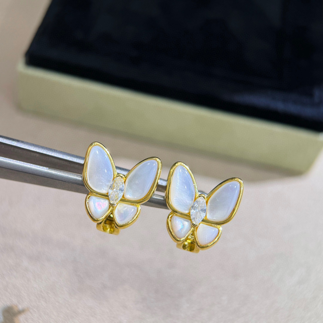 NO:114804,Top White Fritillaria Diamond Butterfly Earrings Shipping High-end Inlay Natural Fritillaria Electroplating 18k Gold Just to burn money and make good products Focus on details The entry-level items in the Goddess World Eternal Classic... Gold Earrings, Jewelry Boutique, Earrings, Gold19860909顶级  白贝母 钻石 蝴蝶 耳环 出货 高端镶嵌天然白贝母 电镀18k金 只为烧钱做好货专注于细节女神世界里的入门级单品 永恒的经典.. 黄金色 耳环,饰品精品,earrings,gold,Jewelry