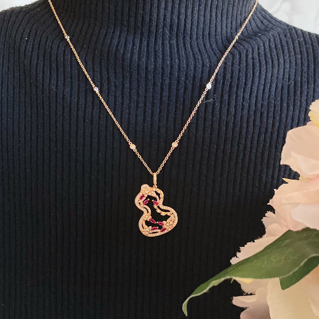 NO:114815,Kirin flower vine green gourd necklace, wearing Qeelin Wulu Lace lace gourd embellishment, gorgeous and elegant, blooming. Rose gold and platinum, jewelry boutique, qeelin, necklace19860909麒麟花藤绿葫芦项链,佩戴Qeelin Wulu Lace蕾丝葫芦点缀整体造型,华美大气,优雅绽放.玫瑰金白金,饰品精品,qeelin,necklace,Jewelry