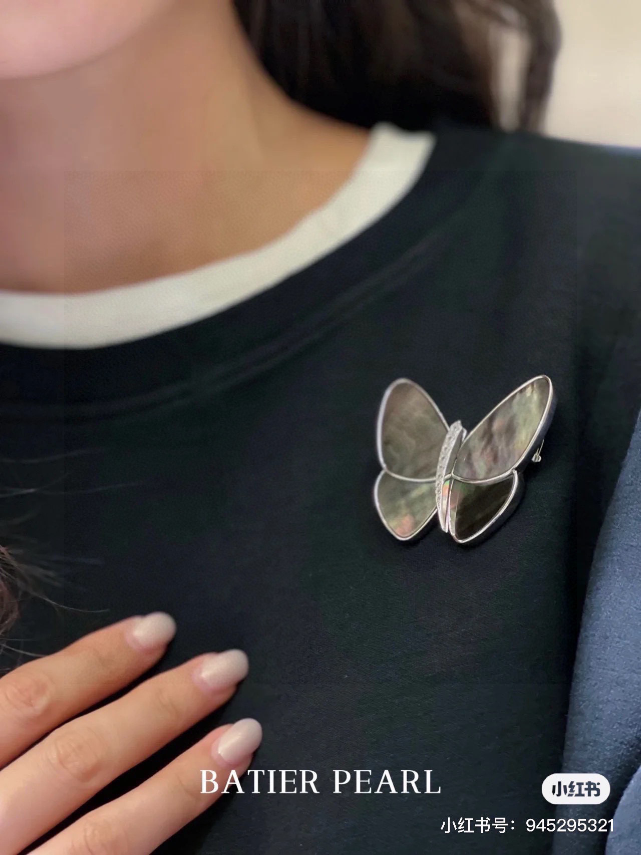 NO:114823,The same butterfly brooch for Ms. Meng Wanzhou, intellectual, elegant and elegant temperament, generous and decent brooch for Ms. Meng Wanzhou. White shell butterfly brooch. Butterfly. The beautiful and lively butterfly is here again. Free and lively butterfly is flying in the warm sun, accompanied by the shining light of diamonds, showing elegance and tenderness, and telling beautiful and moving stories. The deep-sea white butterfly shell that blooms like a rainbow dances and comes with a simple and light design, and is very beautiful. Selected 5A white butterfly shell, gold-style gold-style shell, with high fit. The luster of the fritillar has colorful colorfull and poetic under different light angles. The small diamond on the butterfly is fully inlaid with hands, very firm, jewelry quality, brooch, breastpin19860909孟晚舟女士同款蝴蝶胸针,知性优雅气质大方得体孟晚舟女士戴的胸针 白贝蝴蝶胸针 Butterfly优美灵动的蝴蝶又来啦自由灵动的蝴蝶在暖阳下飞舞,伴随钻石的闪耀光芒,尽显优雅和娇柔,婉约诉说美丽动人的故事 绽放彩虹般光芒的深海白蝶贝,轻舞翩跹而至,设计简约轻盈,非常美好 精选5A白蝶贝,配石用金货标准,契合度很高.贝母光泽在不同光线角度下有着五彩的斑斓,充满诗意 蝴蝶身上小碎钻全手镶,非常牢固,饰品精品,brooch，breastpin,Jewelry