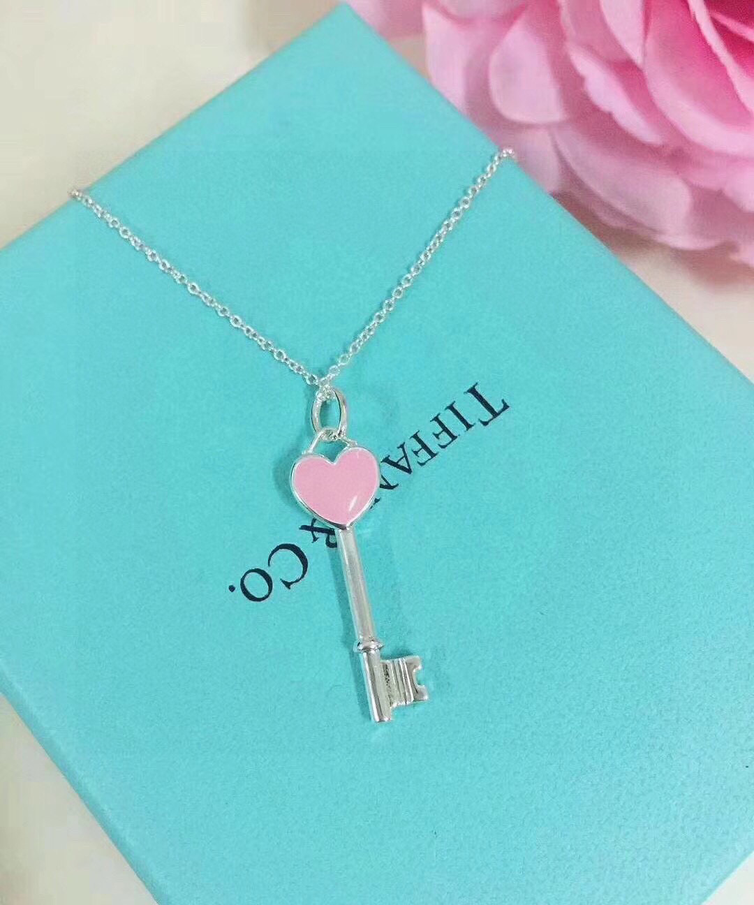 NO:114827,Tiffany&Co Tiffany Oil Drop Heart Key Necklace [Color] Purchase Level Popular Classic Fashion High-end Customization Original Oil Drop, with craftsmanship comparable to zp!  The price of such a key pendant in the counter is above five digits!  What should I do if I like it but can’t afford it?  Come to my house quickly, you can still buy it at a affordable price!  Super high quality!  Original 18-inch long chain for counter, fine jewelry, tiffany, necklace19860909Tiffany&Co 蒂芙尼 滴油 心形 钥匙 项链 [色]代购级别 火爆 经典时尚 高端定制 原版滴油,拥有媲美zp工艺！专柜这么一个钥匙吊坠价格都在五位数以上！喜欢又带不起怎么办？快快来我家,亲民价格照样买得到哦！超高品质！专柜原版18寸长链,饰品精品,tiffany,necklace,Jewelry