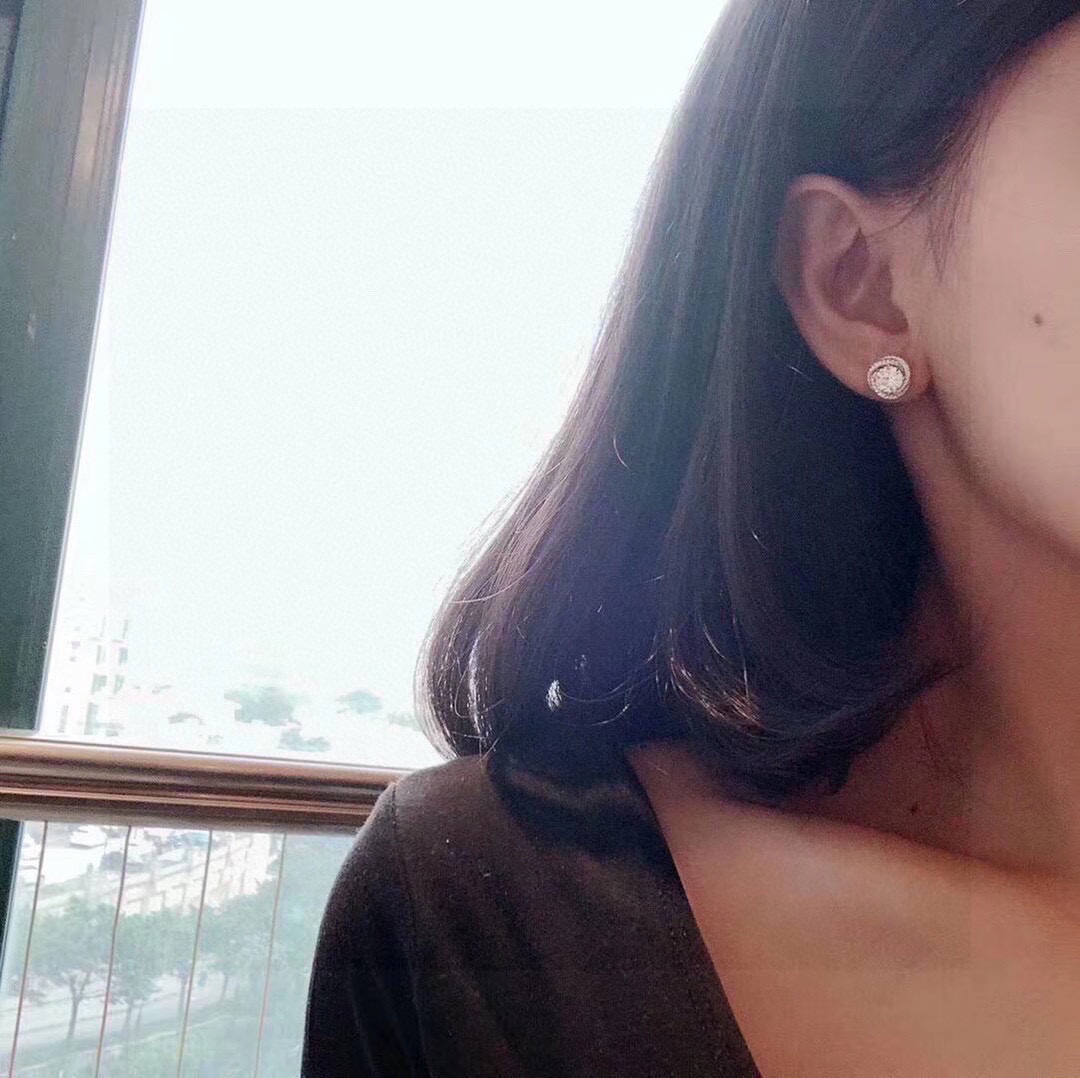 NO:114817,Cartier Rotating Series Four-Claw Stud Earrings Classic Luxury High-end Custom Gold Plated!  bling bling you know the shock of high-carbon diamonds, jewelry quality, cartier, cartier, gold plating19860909Cartier 卡地亚 旋转系列四爪耳钉 经典奢侈 高端定制镀金！bling bling 高碳钻的震撼你们懂,饰品精品,cartier,cartier,gold plating,Jewelry